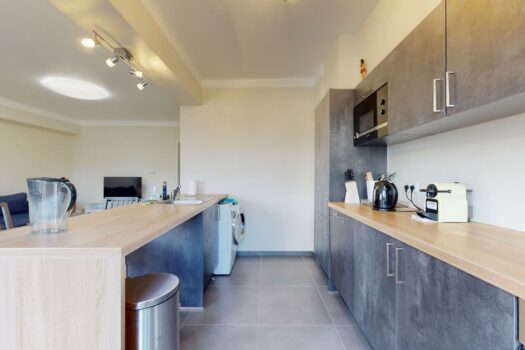 Bien exceptionnel, avec vue imprenable sur la vallée et le pont rouge, situation privilégiée au calme, entièrement remis à neuf, à 5 minutes à pied de l’hypercentre.