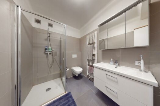 Bien exceptionnel, avec vue imprenable sur la vallée et le pont rouge, situation privilégiée au calme, entièrement remis à neuf, à 5 minutes à pied de l’hypercentre.